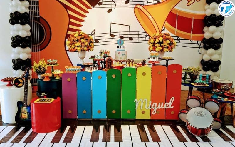 Trang trí kết hợp nhiều chi tiết như nốt nhạc, micro hoặc nhạc cụ để tạo điểm nhấn sinh động